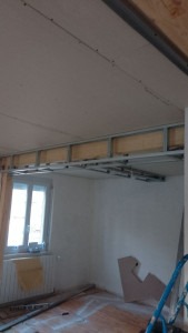 Photo de galerie - Plafonds suspendus avec caisson pour poutre.