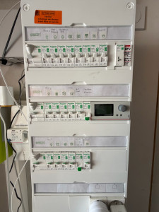 Photo de galerie - Création d’une alimentation dédiée pour local piscine avec ajout de sa protection au tableau électrique et raccordement du nouveau circuit.