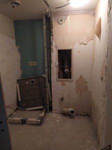 Photo de galerie - Salle de bain avant demolition preparation mur enduits etc...