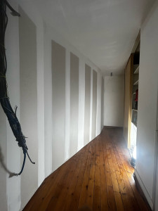 Photo de galerie - Remise en état de l’entrée du logement : isolation des murs et création d’un faux plafond complet dans le couloir 