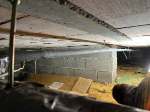 Photo de galerie - Pose de gaine isolante pour tuyauterie pompe à chaleur 