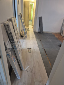 Photo de galerie - Bien sûr ?

Pose de parquet – Travail propre et soigné
Pose de parquet avec soin et précision, découpes et ajustements réalisés proprement. Je veille à une très bonne finition et à un résultat esthétique et durable. Travail sérieux, minutieux et à prix r
