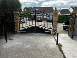 Photo de galerie - Remplacement et amélioration de la sécurité d’un portail motorisé.