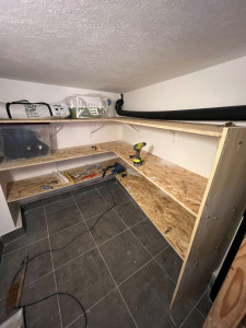 Photo de galerie - Fabrication d’étagère sur mesure dans une cave 