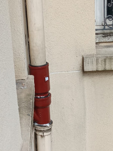 Photo de galerie - Réparation d’une colonne en fonte sur une façade