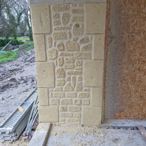 Photo de galerie - Voici un échantillon de faux moellons réalisés à l'enduit monocouche.
Tout type de possibilité sur les pierres est possible (pierre de taille, chaîne d'angle, linteaux, moellons) avec plusieurs teintes et styles.