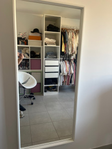 Photo de galerie - Installation mirroir dans mur béton 