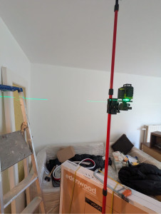 Photo de galerie - Préparation avant moulures : mise en place du laser pour un tracé droit et une finition soignée. ??