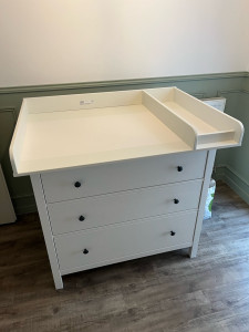 Photo de galerie - Montage table à langer IKEA