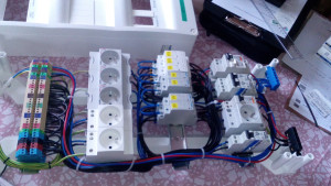 Photo de galerie - Station de pompage étude et réalisation, coffret ouvert.