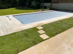 Photo de galerie - Voici le jardin APRES la pose du gazon et du système d’arrosage 