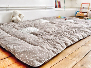 Photo de galerie - Tapis d’éveil ou boutis ou couverture. Entièrement personnalisable. Celui ci fait 1,50m x 2m. Le prénom de l’enfant est inscrit en appliqué en suede blanc et la Tour Eiffel est brodée au fil argenté. ?