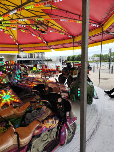 Photo de galerie - Un tour de manège après la sortie d'école. 