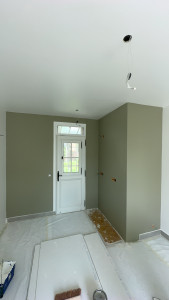 Photo de galerie - Réalisation de travaux de peinture intérieure sur murs et plafonds. Préparation des supports, application de sous-couche et peinture de finition pour un rendu propre et durable.