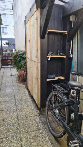 Photo de galerie - Design, fabrication et pose d'un appenti sur mesure. l'ensemble est en pin. Une lasure teinté noire est appliquée sur toute la charpente.