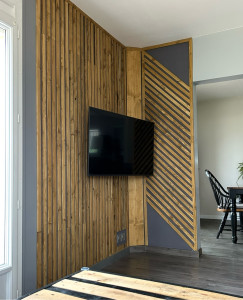 Photo de galerie - Demande de montage de panneaux bois , installation de prise 220v et rj45 ainsi que fixation mural d’un écran plat sur bras articulé.