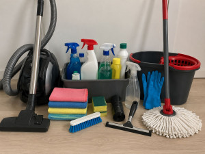 Photo de galerie - Matériel de ménage aspirateur, serpillière, seau, produits d’entretien, chiffons microfibres, éponges, gants et brosse. Tout le nécessaire pour assurer un nettoyage efficace et soigné.