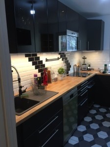 Photo de galerie - Aménagement de cuisine, carrelage du sol et de la crédence, peinture des murs et plafond, montage d'une cuisine IKEA
