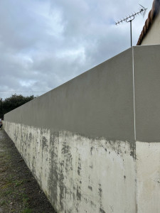 Photo de galerie - Réhaussement d'un muret avec enduit taloché 