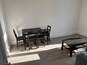 Photo de galerie - Montage de la table et chaises 
