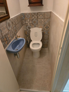 Photo de galerie - Rénovation d'un wc, pose de faience et carrelage, et pose du wc et lavabo 