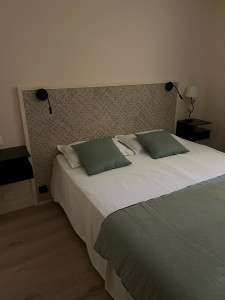 Photo de galerie - Peinture murs et plafond, pose du parquet, création d’une tête de lit