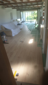 Photo de galerie - Dépose d'un parquet massif coller sur 60 m2, grattage des excédents de colle et remise à niveau des trous avant la pose d'un par-vapeur, d'une sois couche en plaques et d'un nouveau parquet stratifié 
