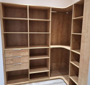 Photo de galerie - Prise de cote montage installation dressing sur mesure.