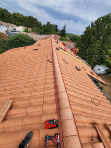 Photo de galerie - Changement intégrale d'une toiture de 170m2  sur Portets avec pose de film sous toiture, pose de lambris et bandeaux pvc, gouttière en zinc 