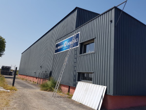 Photo de galerie - Pose bardage publicité et velux ,fenêtre. 