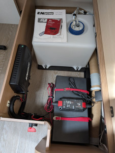 Photo de galerie - Système de stationnement installé pour la caravane (deux moteurs électriques, module de commande, chargeur, batterie, câblage, fixation fiable de tous les éléments)