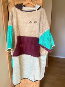 Photo de galerie - Création poncho surf upcyclé