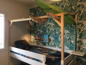 Photo de galerie - Création d’un lit cabane pour un enfant avec pose de papier peint