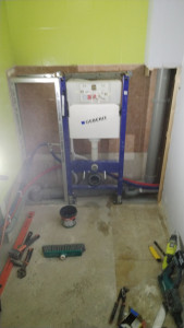 Photo de galerie - Pose d'un WC suspendu Geberit, et son coffrage