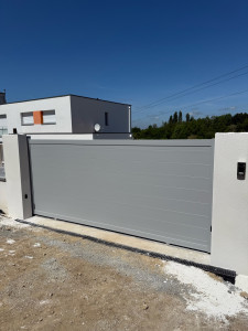 Photo de galerie - Pose portail coulissant avec motorisation DEA