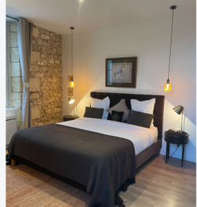 Photo de galerie - Nettoyage et remise en état complets d'une chambre avec dépoussiérage, désinfection et mise en place soignée.

