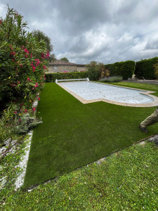 Photo de galerie - Pose de gazon synthétique autour d’une piscine