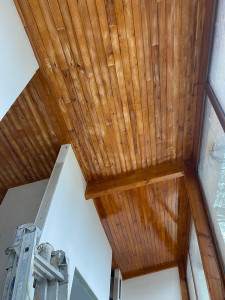 Photo de galerie - Ponçage du plafond en bois et application de la première couche de lasure