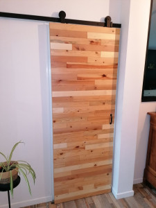 Photo de galerie - Fabrication d'une porte avec du bois de récupération