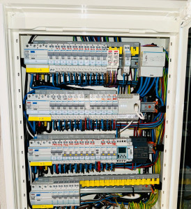 Photo de galerie - Reprise de circuits existants sur armoire Hager Vega D tétrapolaire 