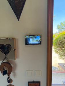 Photo de galerie - Remplacement d’une sonnette et d’un visiophone. Dépose de l’ancien matériel, installation du nouvel équipement, raccordements et mise en service. APIS ELEC vous accompagne dans tous vos travaux électriques.