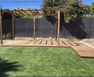 Photo de galerie - Préparation du terrain à plat > pose du gazon synthétique > pose d'une terrasse en bois > construction pergola