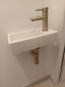 Photo de galerie - Pose d'un lave main 