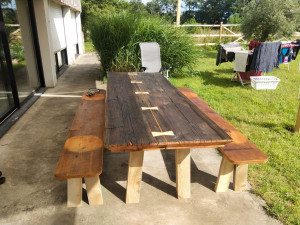 Photo de galerie - Fabrication d une table avec de vieilles planches massives. brossé huilé poids du projet 90 kgs. 
