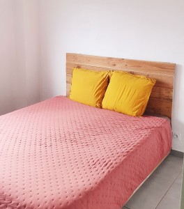 Photo de galerie - Réalisation d'une tête de lit minimaliste sur mesure en bois de récupération.
