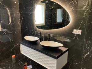 Photo de galerie - Pose miroir et meuble double vasque ainsi que carrelage toute hauteur
