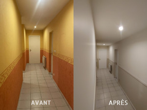 Photo de galerie - Décollage de la tapisserie, ratissage complet mur et plafond , pose de cimaises avec un soubassement plus foncé.