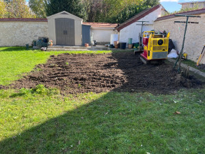 Photo de galerie - Mise à plat d’un jardin avec enlèvement bordure, dessouchage, plantation gazon