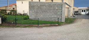Photo de galerie - Pose d'une nouvelle clôture avec sous bassement bois 