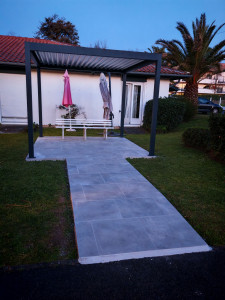 Photo de galerie - Dalle, carrelage et pose pergola bioclimatique 